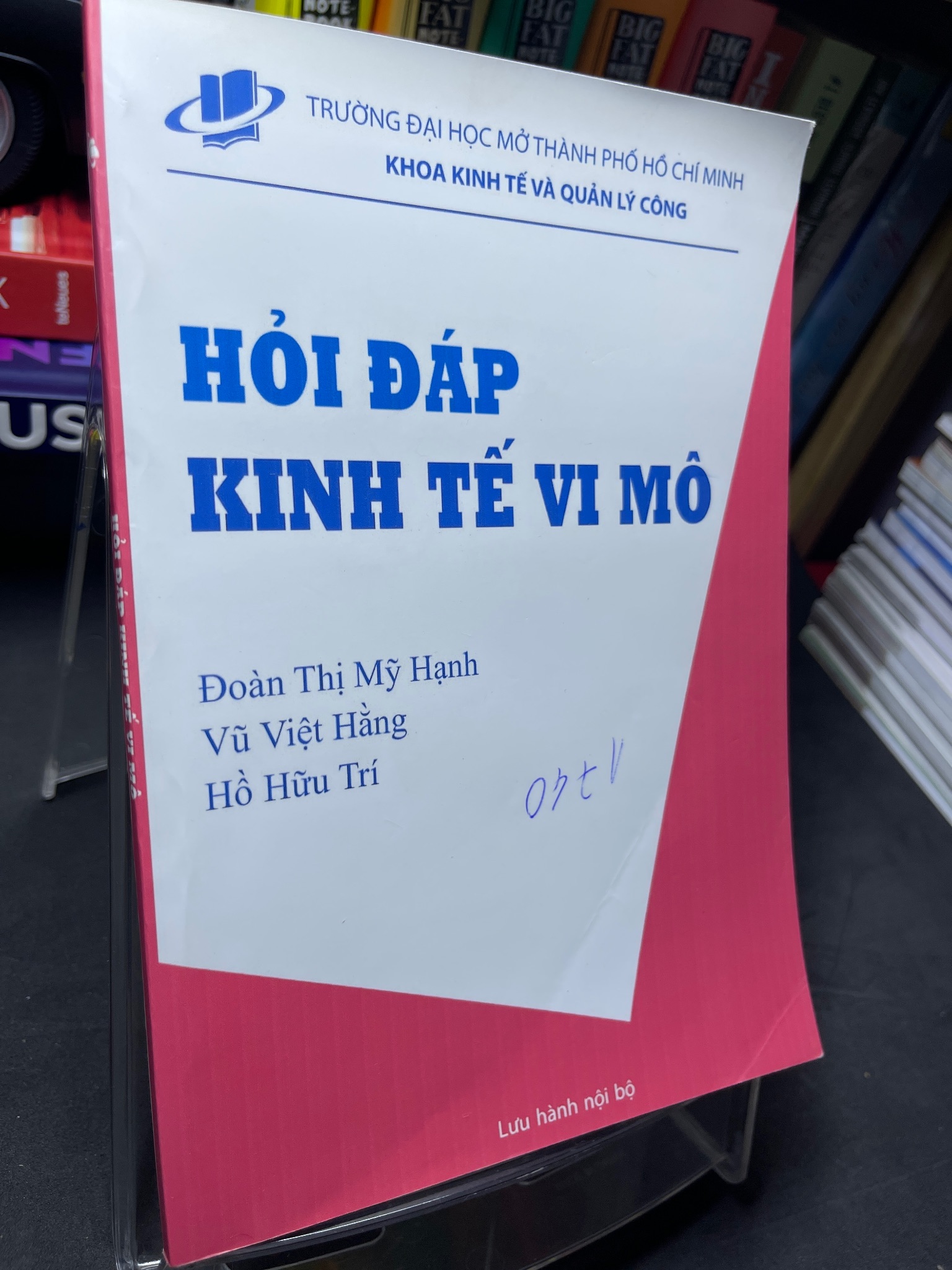 Hỏi đáp kinh tế vi mô 2014 mới 85% mực xanh trang bìa và trang đầu lưu hành nội bộ Đoàn Thị Mỹ Hạnh 2705 Giáo trình môn chuyên ngành (SL có thể đặt: 1 Cuốn) - SÁCH ĐẠI HỌC