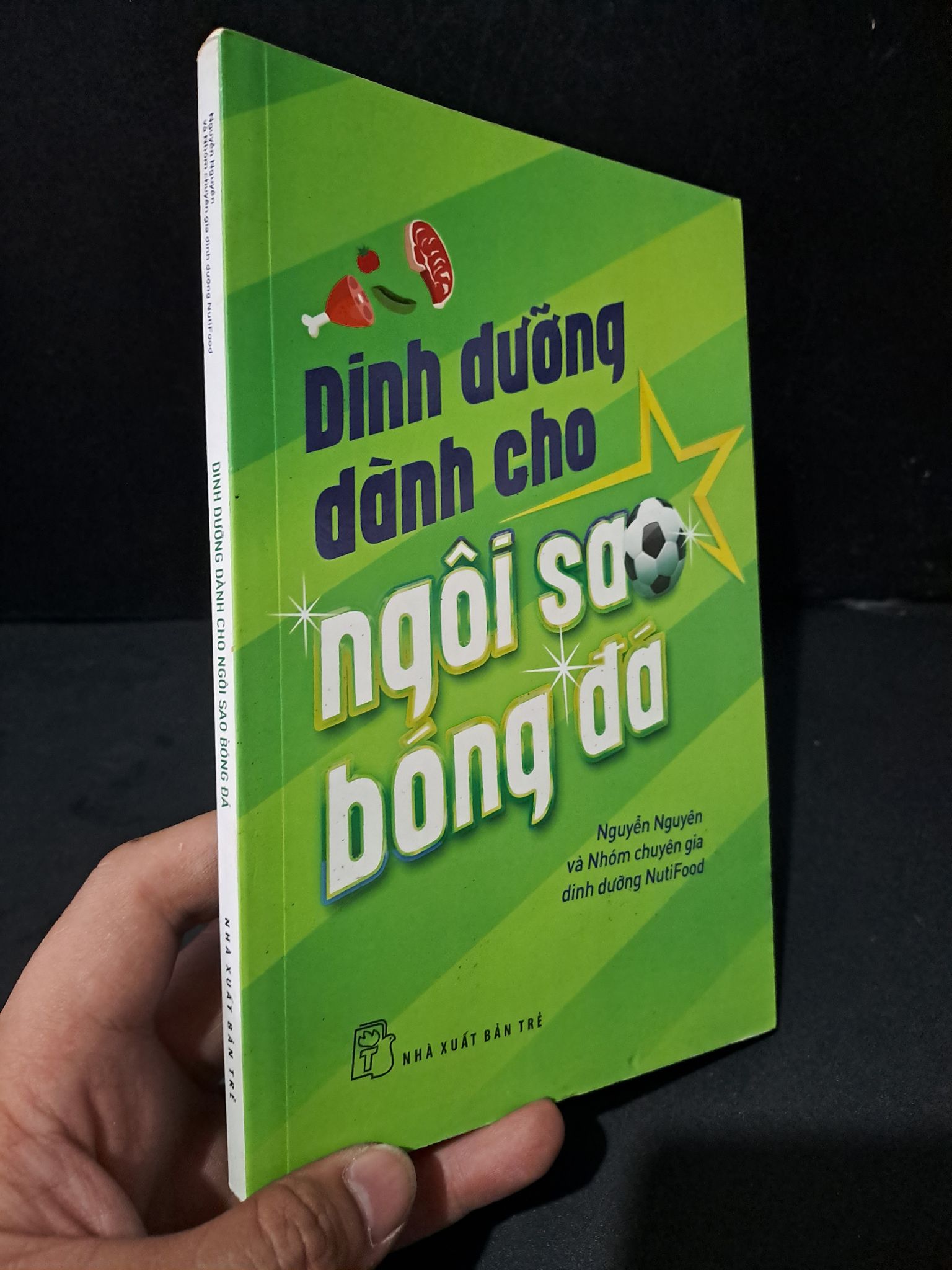 Dinh dưỡng dành cho ngôi sao bóng đá (sách màu) mới 80% bẩn nhẹ, tróc gáy 2019 Nguyễn Nguyên và nhóm chuyên gia dinh dưỡng NutiFood 1604 Sách sức khỏe (SL có thể đặt: 1 Cuốn) - SÁCH ĐẠI HỌC