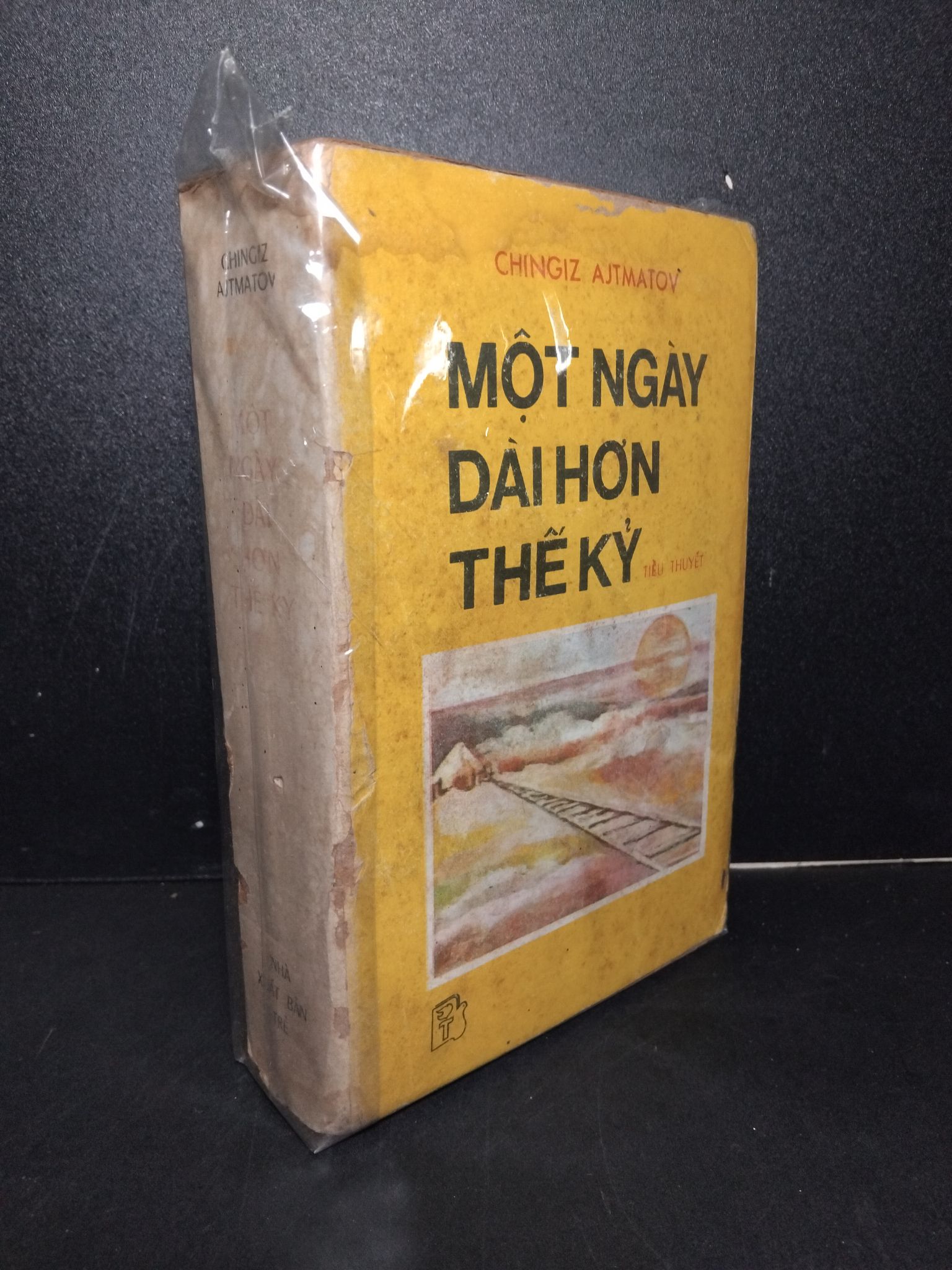 Một ngày dài hơn thế kỷ mới 60% bẩn bìa, ố vàng, có vệt nước, tróc gáy 1986 Chingiz Ajtmatov 2603 (SL có thể đặt: 1 Cuốn) - SÁCH ĐẠI HỌC