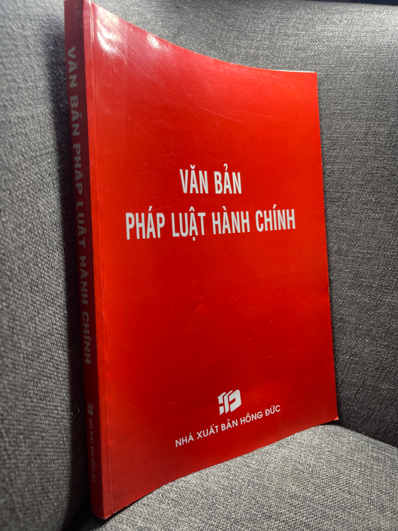 Văn bản pháp luật hành chính mới 80% bẩn viền 0205 Luật, văn bản luật (SL có thể đặt: 1 Cuốn) - SÁCH ĐẠI HỌC