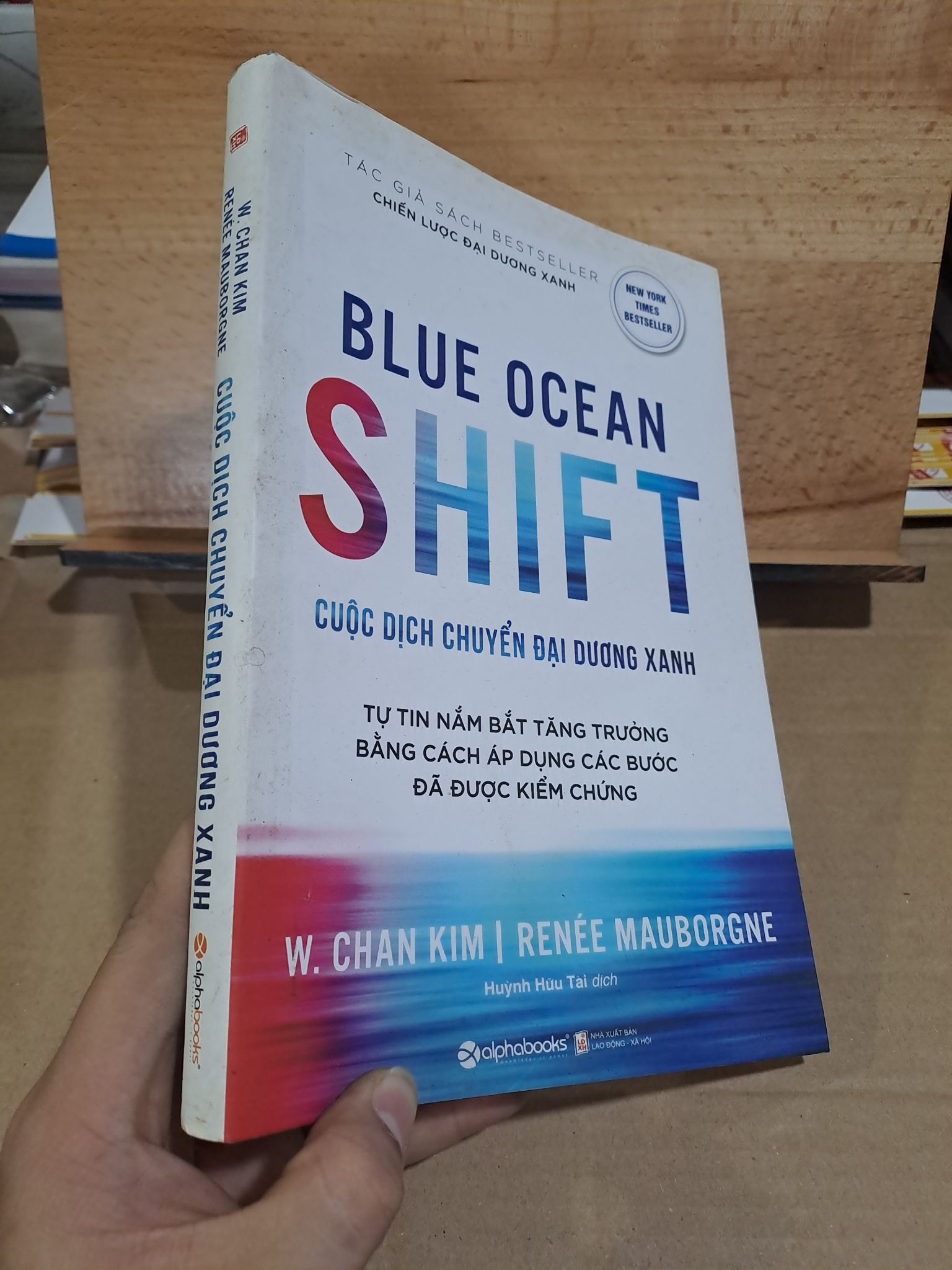 Cuộc dịch chuyển Đại Dương Xanh mới 80% 2018 .1306 (SL có thể đặt: 1 Cuốn) - SÁCH ĐẠI HỌC