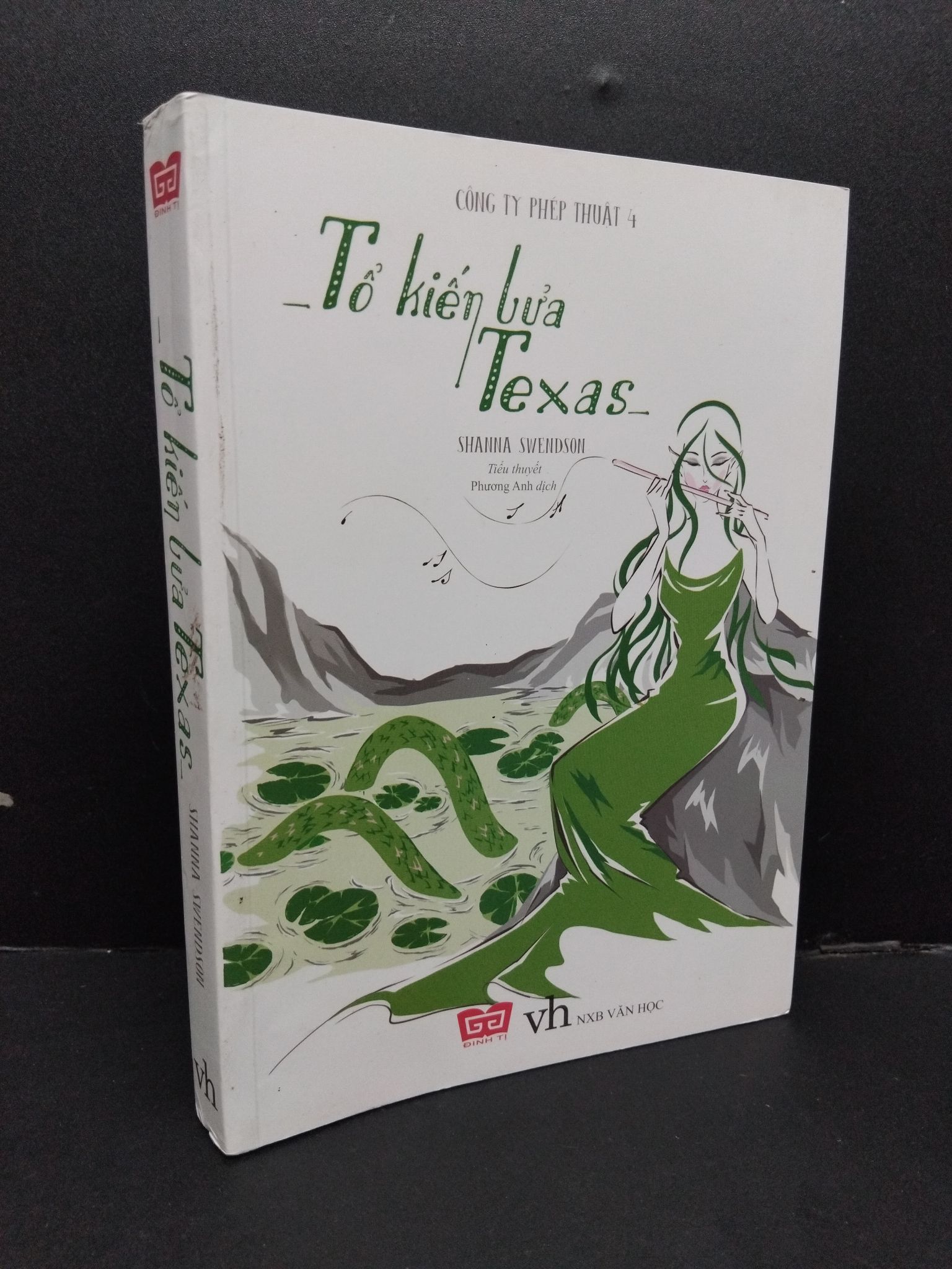 Tổ kiến lửa Texas - Công ty phép thuật 4 mới 80% bẩn nhẹ 2017 1008 Shanna Swendson (SL có thể đặt: 1 Cuốn) - SÁCH ĐẠI HỌC
