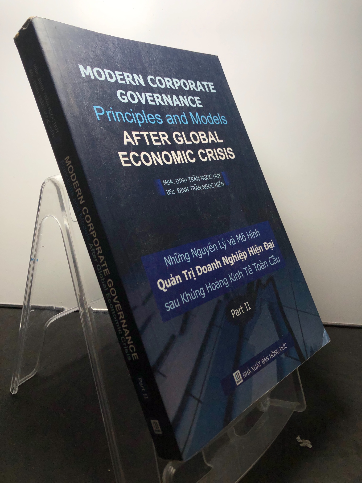 Modern corporate governance Những nguyên lý và mô hình quản trị doanh nghiệp hiện đại 2014 mới 85% bẩn nhẹ TIẾNG ANH MBA.Đinh Trần Ngọc Huy và BSc.Đinh Trần Ngọc Hiển 2108 Sách ngoại văn (SL có thể đặt: 1 Cuốn) - SÁCH ĐẠI HỌC