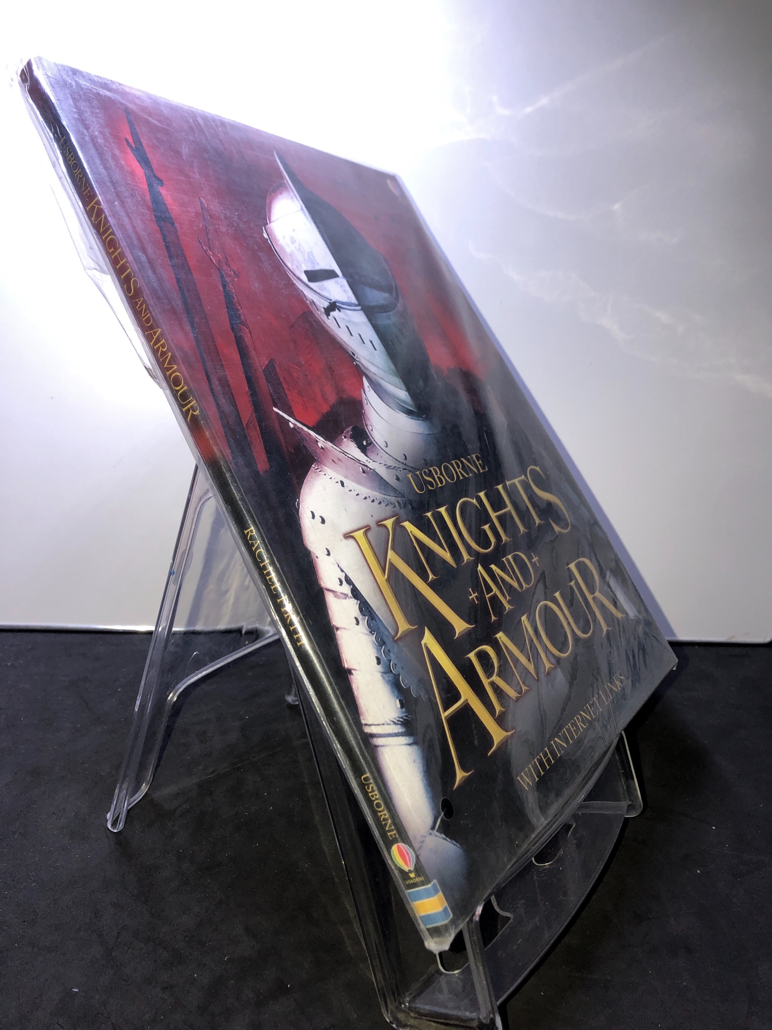 Knights and Armour USBORNE mới 90% bẩn nhẹ 2707 Sách ngoại văn (SL có thể đặt: 1 Cuốn) - SÁCH ĐẠI HỌC