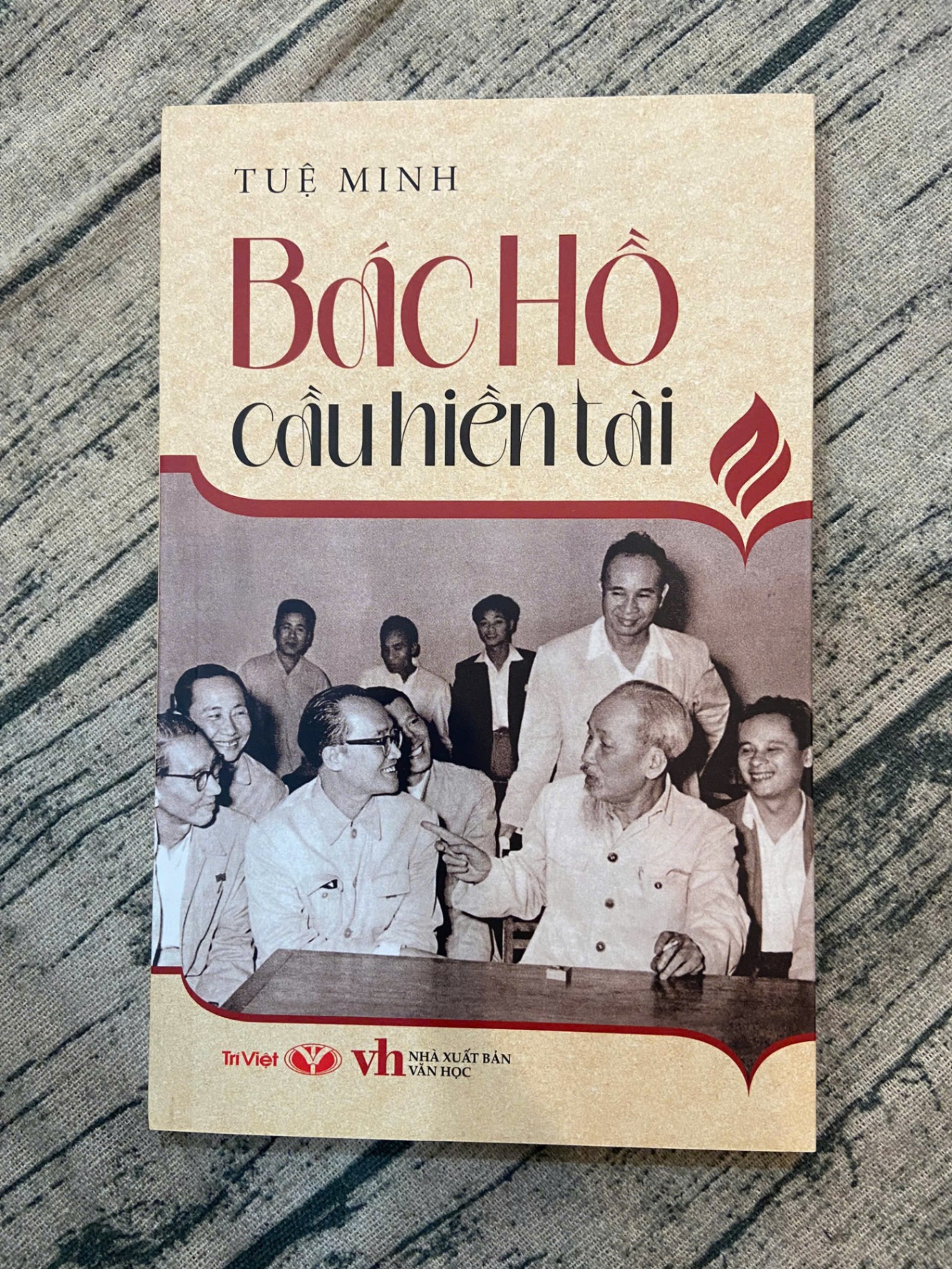 Bác Hồ cầu hiền tài 99% 2023 Tuệ Minh 250117 Lịch sử, địa lí Việt Nam (SL có thể đặt: 1 Cuốn) - SÁCH ĐẠI HỌC