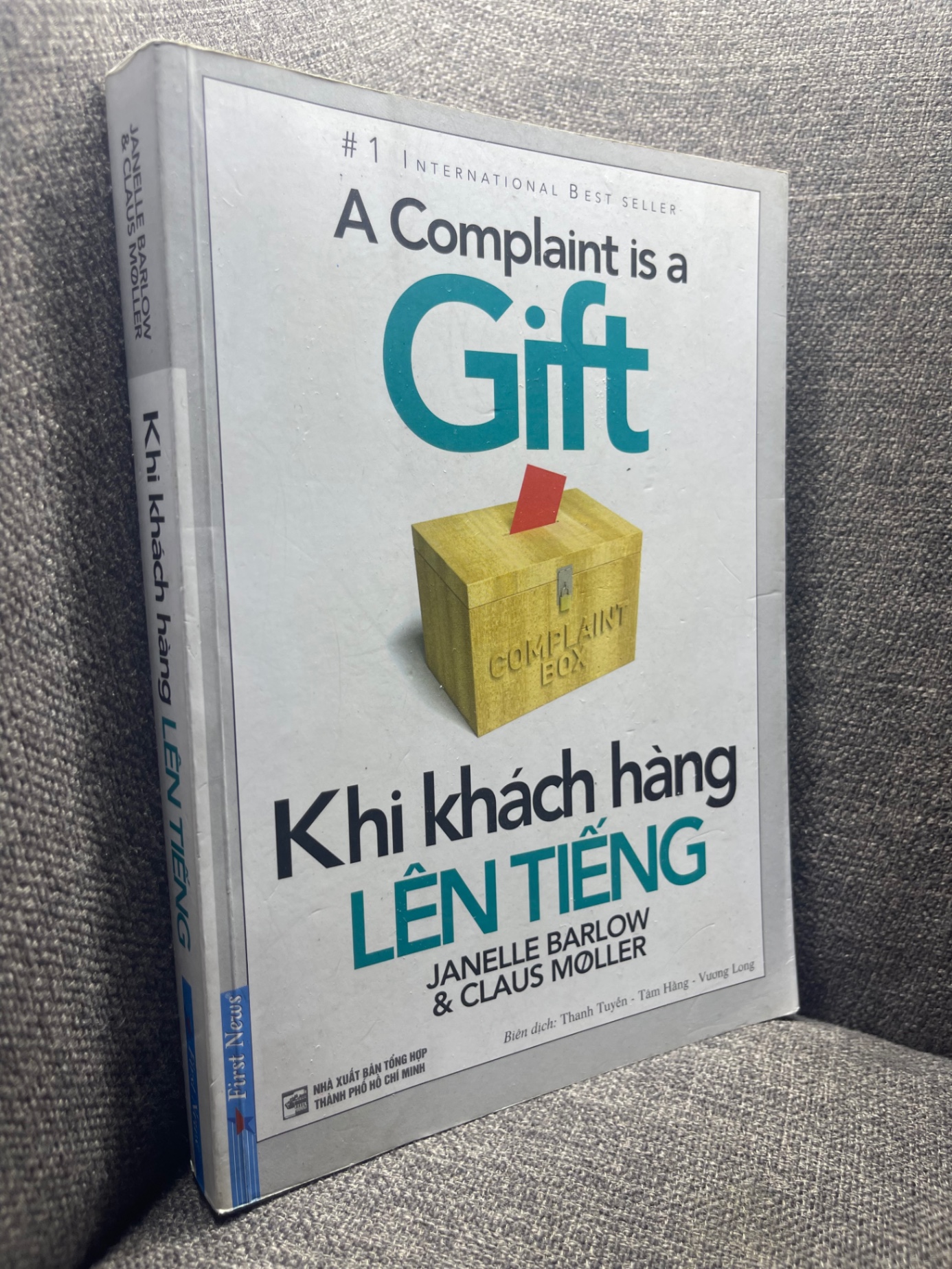 Khi khách hàng lên tiếng Janelle Barlow và Claus Moller 2017 mới 80% 1706 Sách tư duy, kỹ năng sống (SL có thể đặt: 1 Cuốn) - SÁCH ĐẠI HỌC