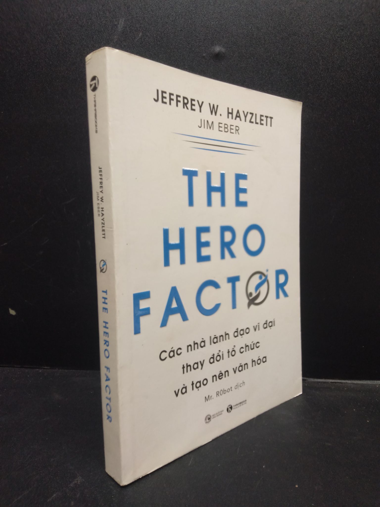 The hero factor các nhà lãnh đạo vĩ đại thay đổi tổ chức và tạo nên văn hóa năm 2021 mới 90% bẩn nhẹ 2902 kỹ năng quản trị Quản trị, lãnh đạo (SL có thể đặt: 1 Cuốn) - SÁCH ĐẠI HỌC