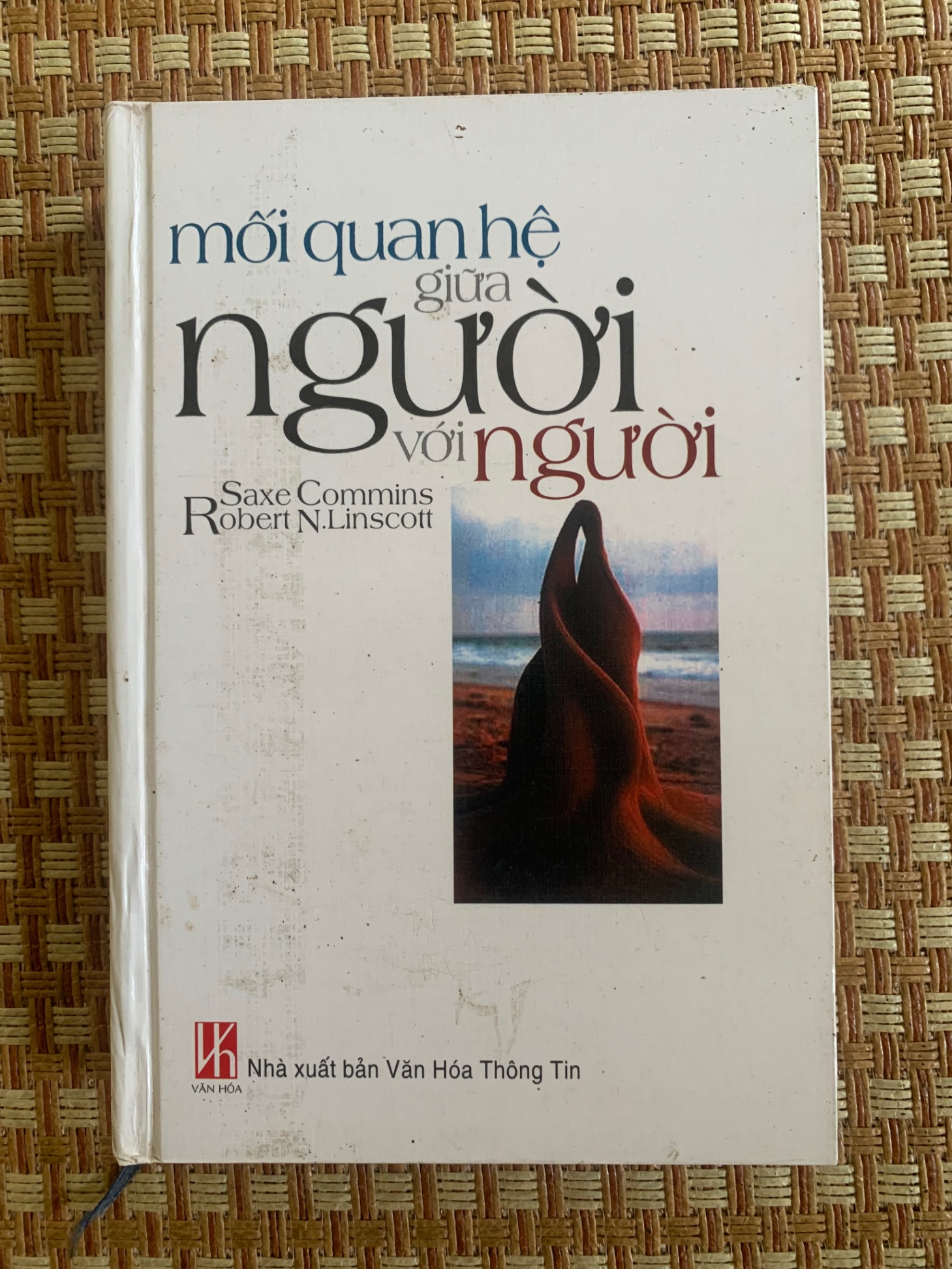 Mối quan hệ giữa Người với Người ( sách mới 80% năm xb 2005,nxb Văn Hoá Thông Tin,bìa cứng) tác giả Saxe Commins Robert N.Linscott- 2905- Triết Học Triết học (SL có thể đặt: 1 Cuốn) - SÁCH ĐẠI HỌC