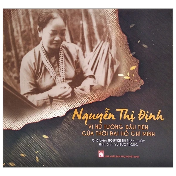 Nguyễn Thị Định - Vị Nữ Tướng Đầu Tiên Của Thời Đại Hồ Chí Minh (Bìa Cứng) - Nguyễn Thị Thanh Thúy (Mới 100%) Tiểu sử, hồi ký, NXB Phụ Nữ - SÁCH ĐẠI HỌC