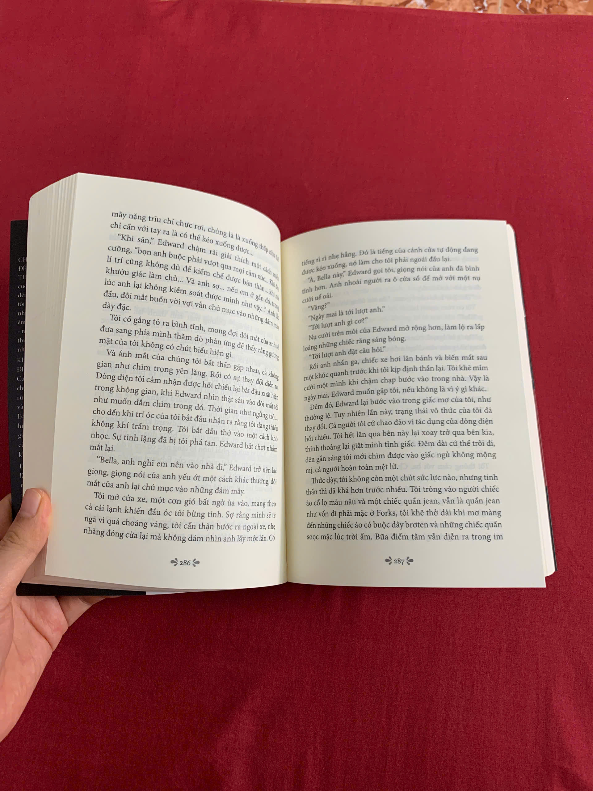 Chạng vạng (kèm bookmark) - Twilight (Stephenie Meyer) Mới 90% bẩn, lỗi cắt giấy của nhà in không đáng kể, gáy sách xước một vệt