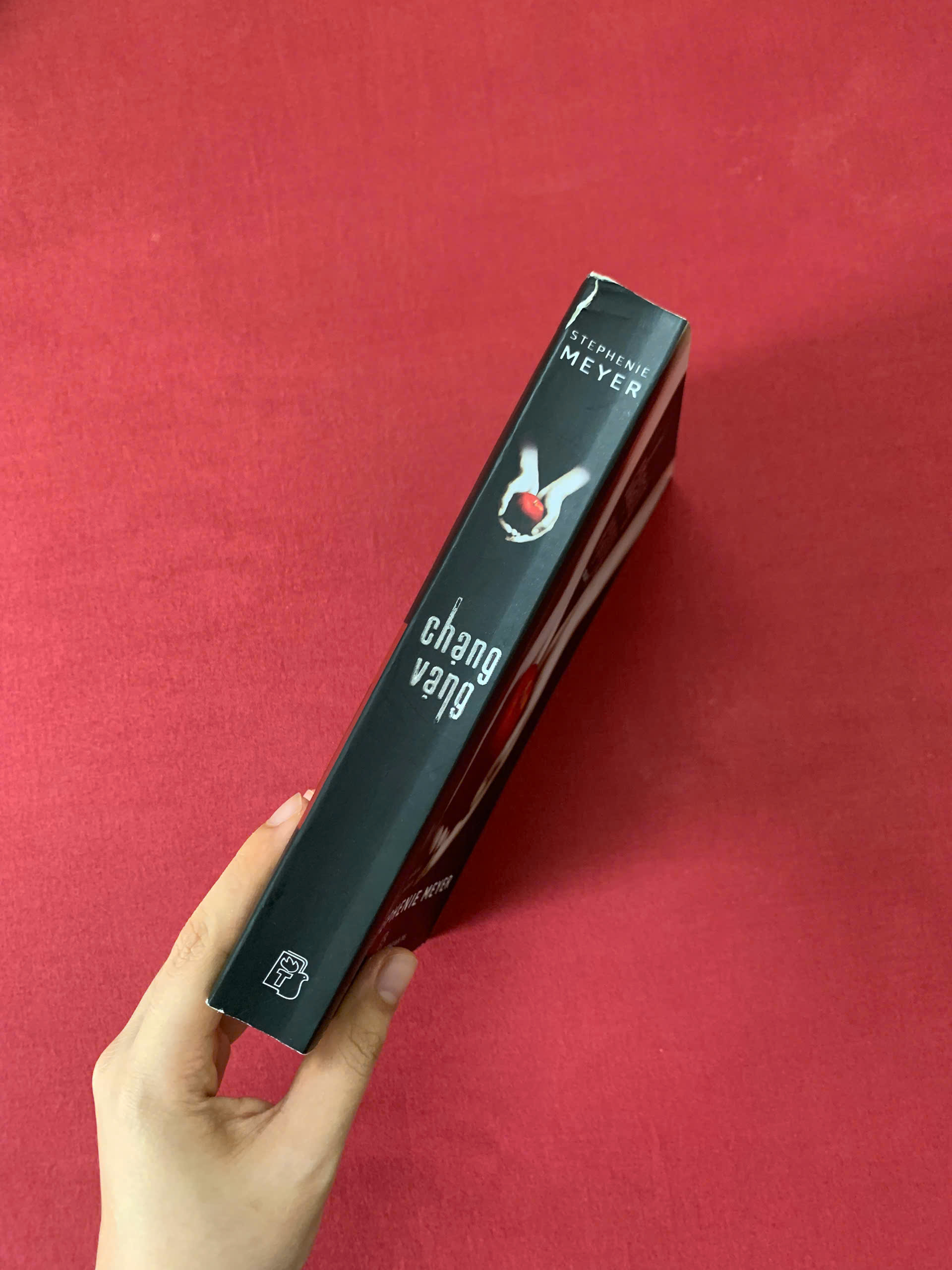 Chạng vạng (kèm bookmark) - Twilight (Stephenie Meyer) Mới 90% bẩn, lỗi cắt giấy của nhà in không đáng kể, gáy sách xước một vệt