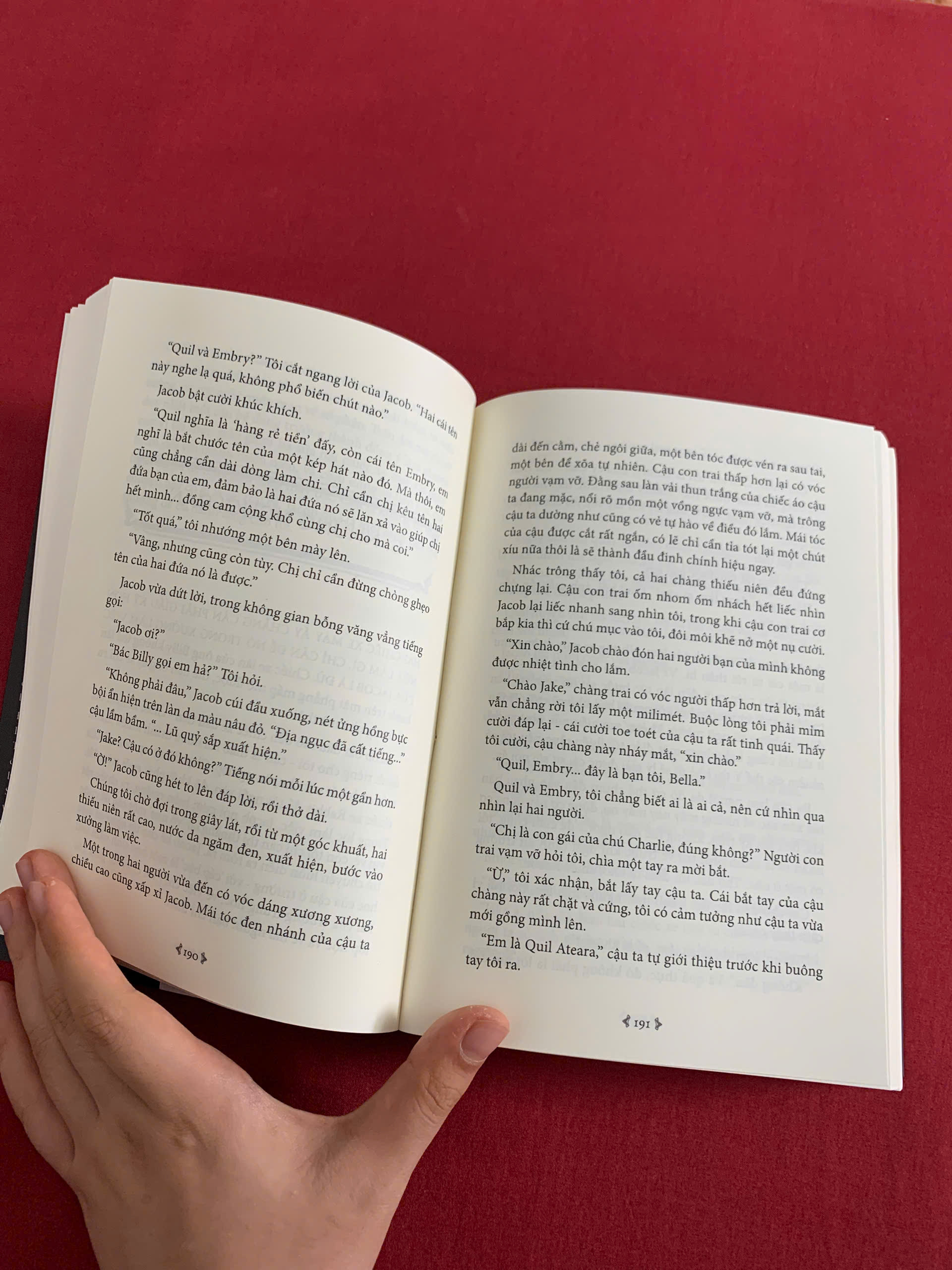 Trăng non (kèm bookmark) - New moon (Stephenie Meyer) Mới 90% có vài trang bị cong viền nhẹ không đáng kể