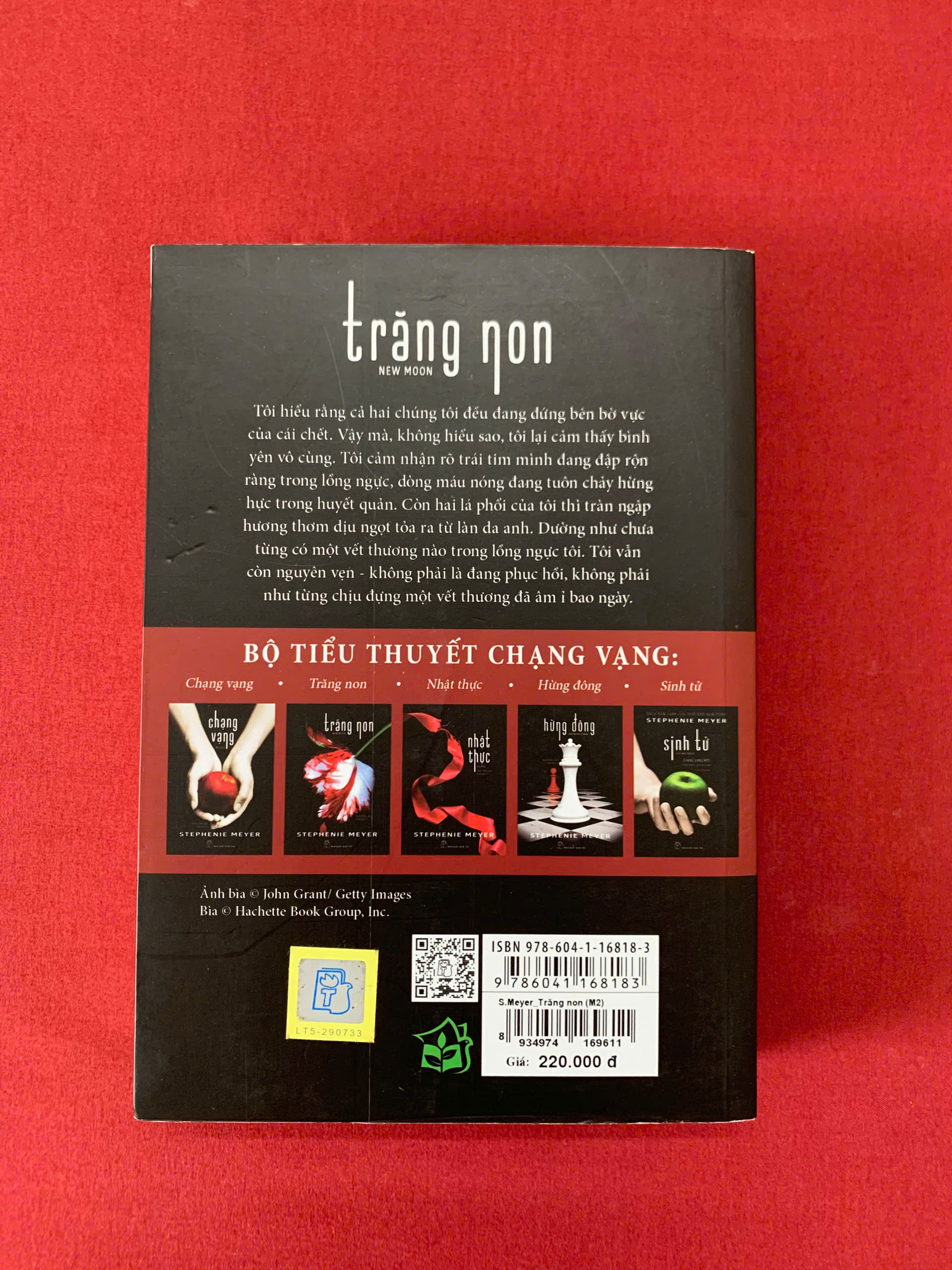 Trăng non (kèm bookmark) - New moon (Stephenie Meyer) Mới 90% có vài trang bị cong viền nhẹ không đáng kể