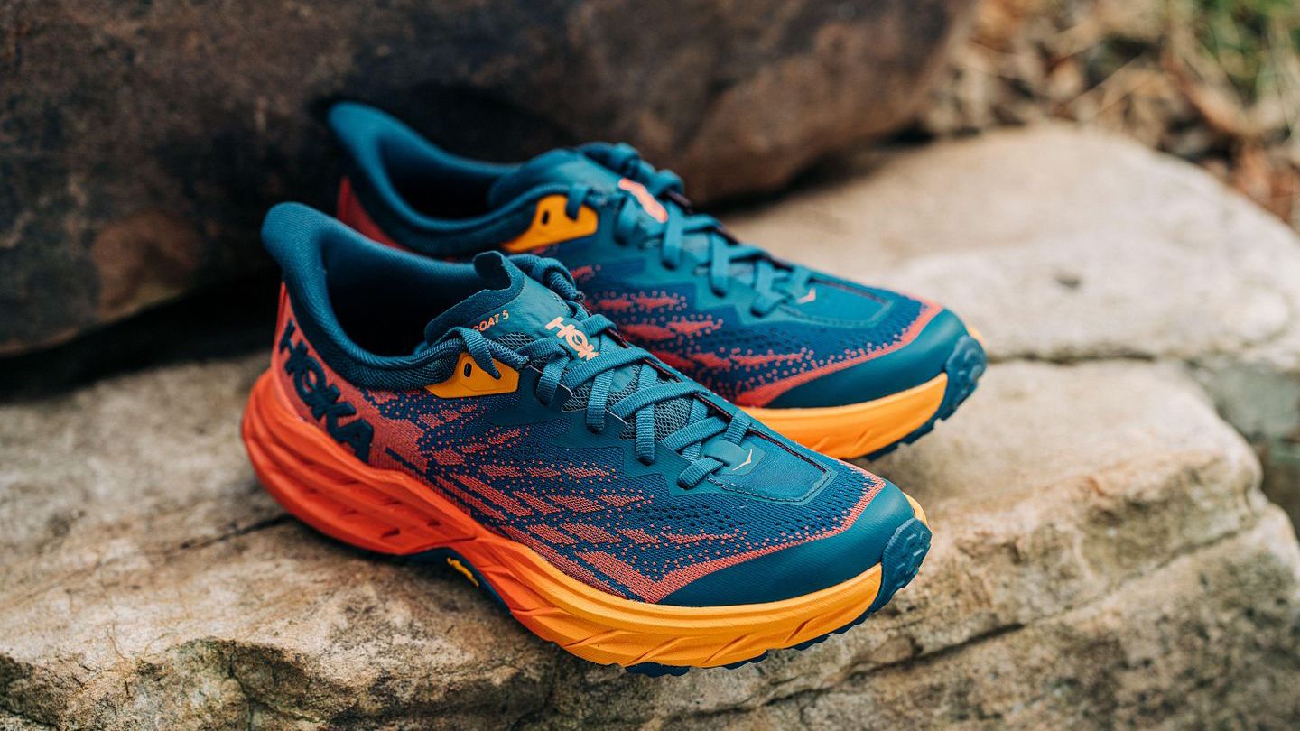 Đánh giá giày chạy trail Hoka Speedgoat 5 - Phép màu biến đường mòn trở nên êm ái