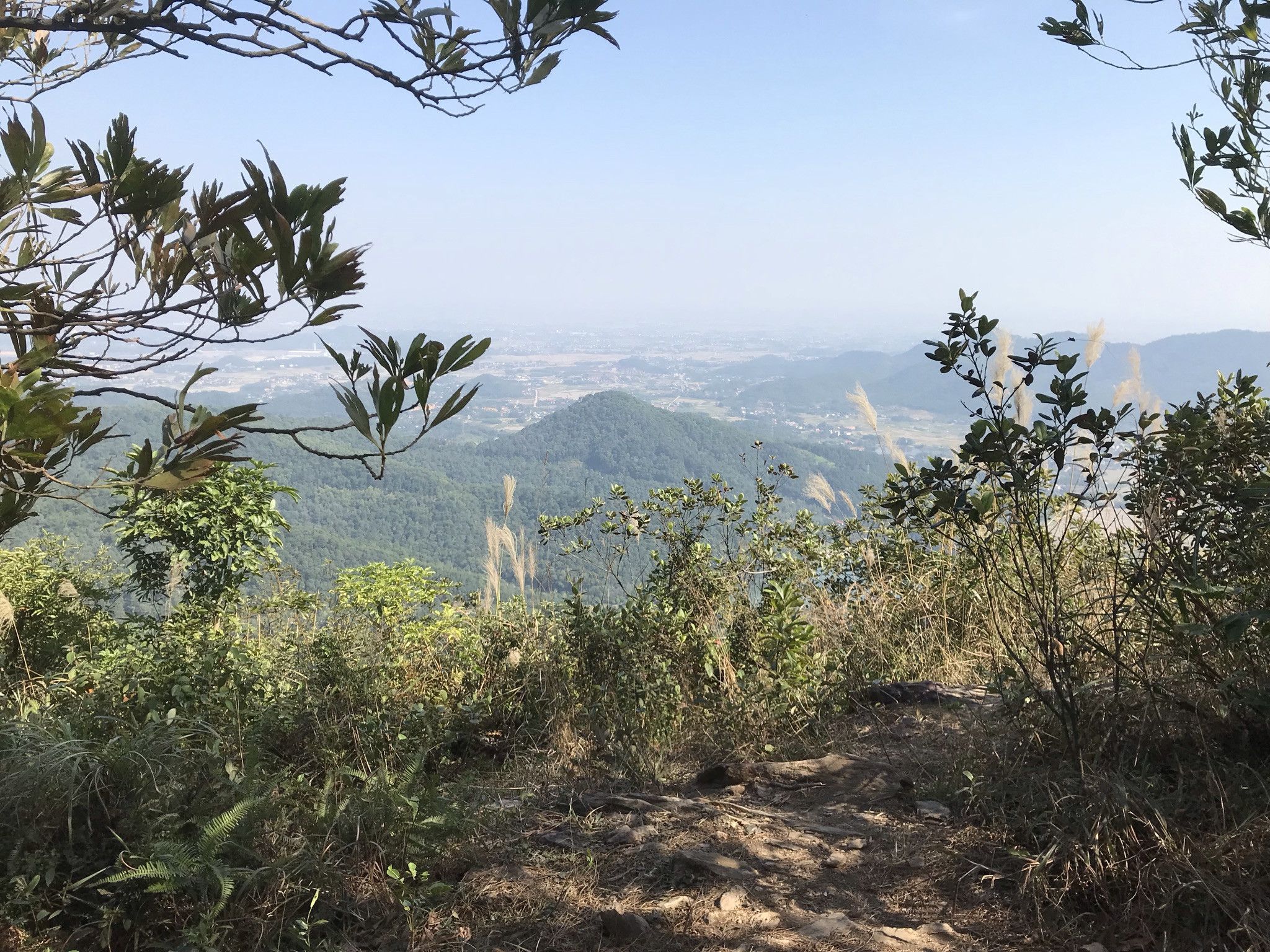 View leo núi Hàm Lợn