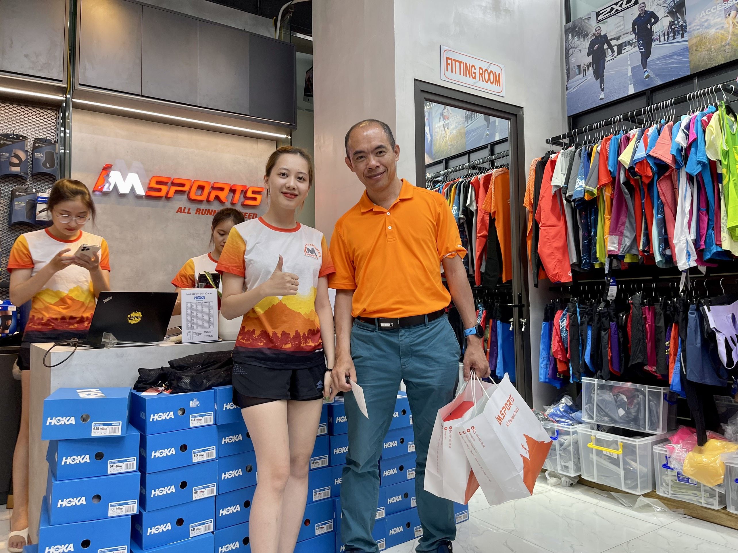 Khách hàng mua quần áo chạy trail tại Imsports