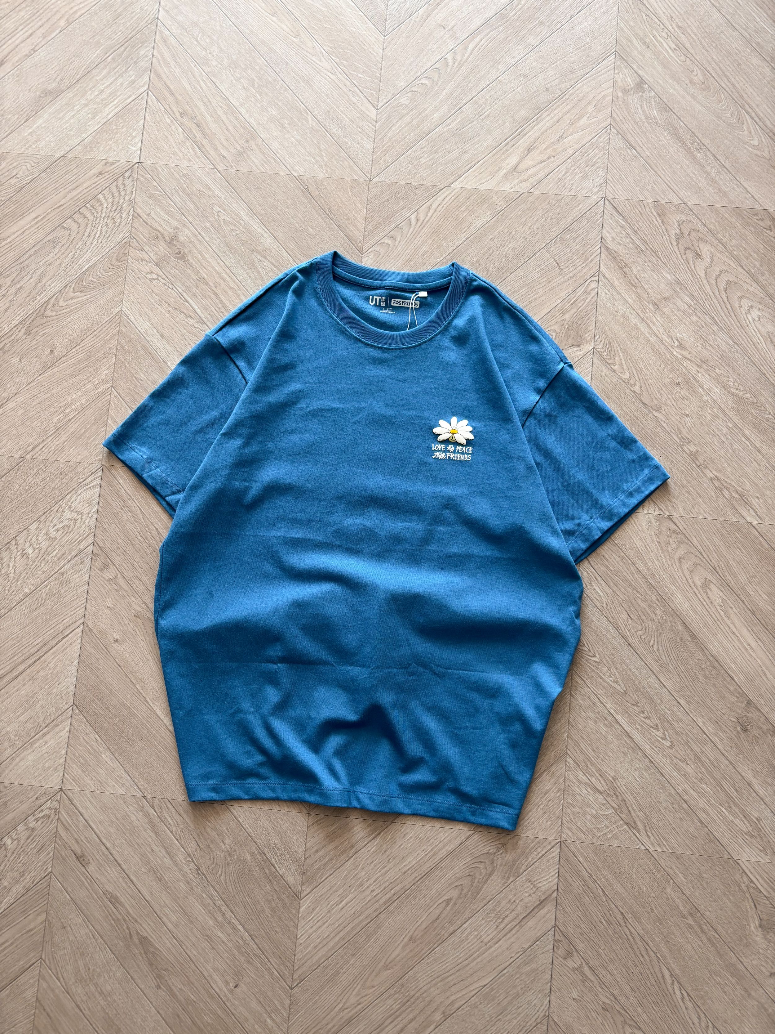 Uniqlo Tshirt UT Zoe Friends