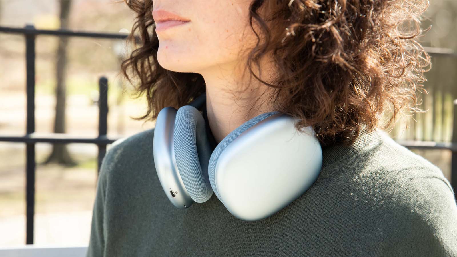 Danh-gia-som-ve-AirPods-Max-2-Gia-van-dat-ma-thiet-ke-khong-doi-vay-co-gi-khac-so-voi-doi-dau-.jpg