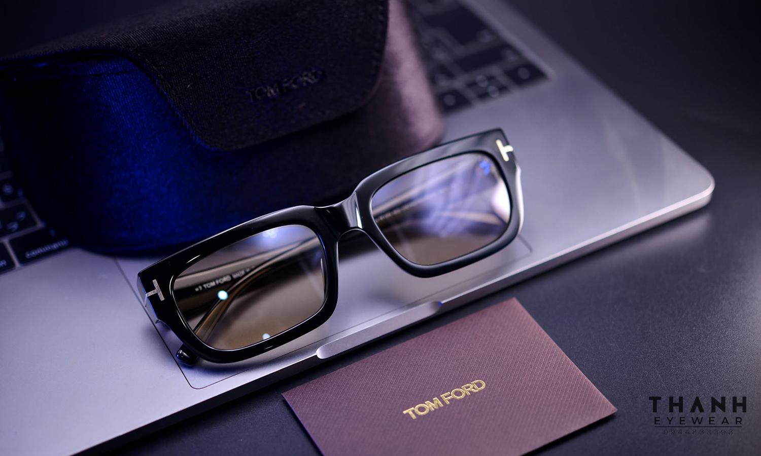 Kính râm Tom Ford TF1075 01E Ezra Photochormic
