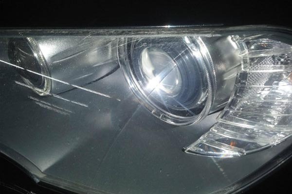 Đèn pha bị xước có thể do nhiều nguyên nhân khác nhau
