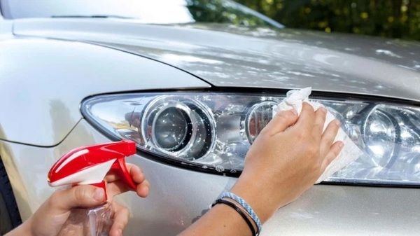 Dùng dung dịch đánh bóng là cách đơn giản để xử lý đèn pha bị xước