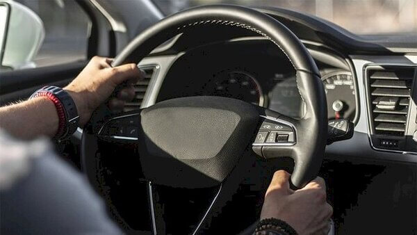 Vành tay lái của xe ô tô bị rơ