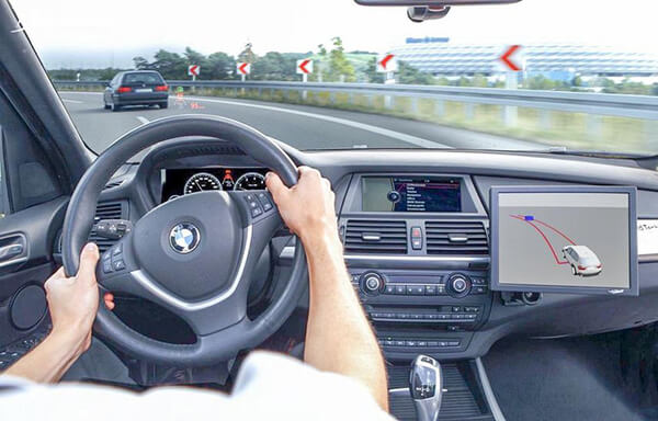 Hệ thống lái của xe phát ra tiếng kêu lớn khi đánh lái