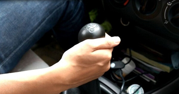 Xe ô tô hay bị trượt hoặc nhảy số