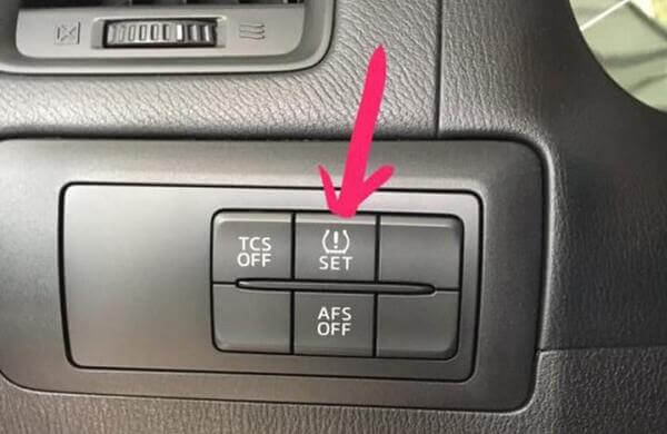 Dùng nút để reset lại cảm biến áp suất lốp