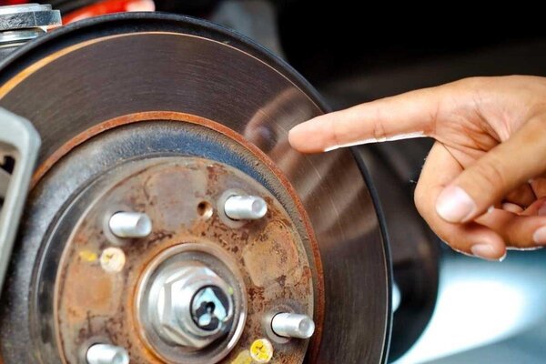 Đĩa phanh thường được làm từ thép carbon