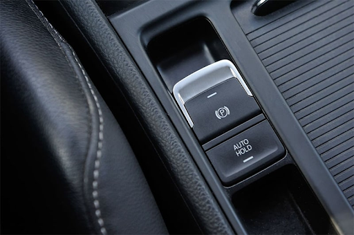 Auto hold là gì? Cách sử dụng nút auto hold cho người mới