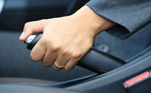 Đặc điểm phanh tay và phanh chân ô tô