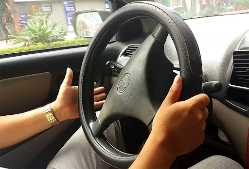 Xe ô tô bị khóa vô lăng: Nguyên nhân và cách xử lý hiệu quả