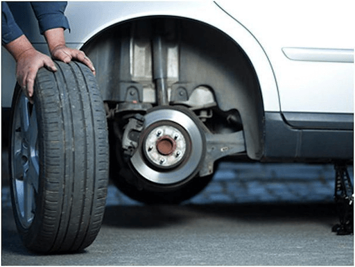 Lốp xe hỏng là nguyên nhân chủ yếu khiến xe ô tô chạy tốc độ cao bị rung