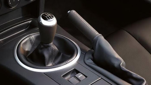 Phân biệt phanh tay và phanh chân ô tô qua cơ chế vận hành