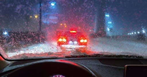 Quan sát kỹ khi lái xe dưới trời mưa