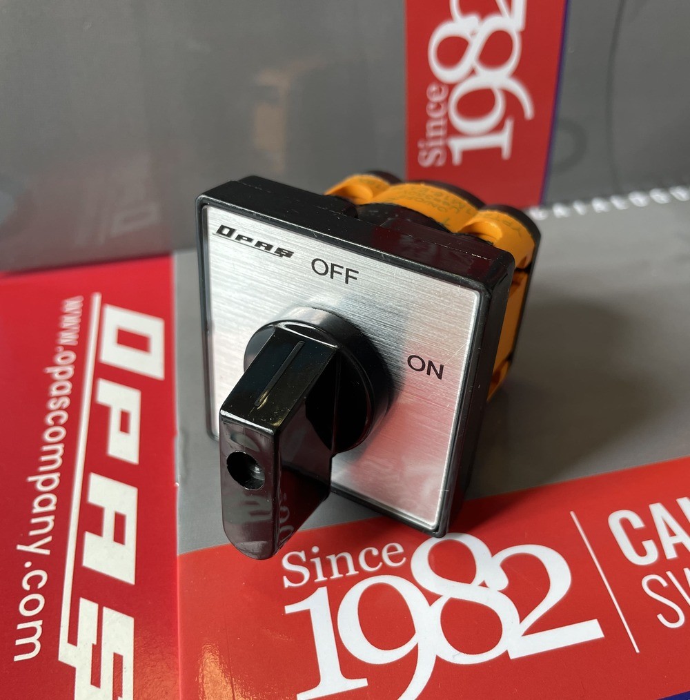 Công tắc chuyển mạch On Off (On - Off) 1 cực 16 A mã YPT101M16-E4 Opas