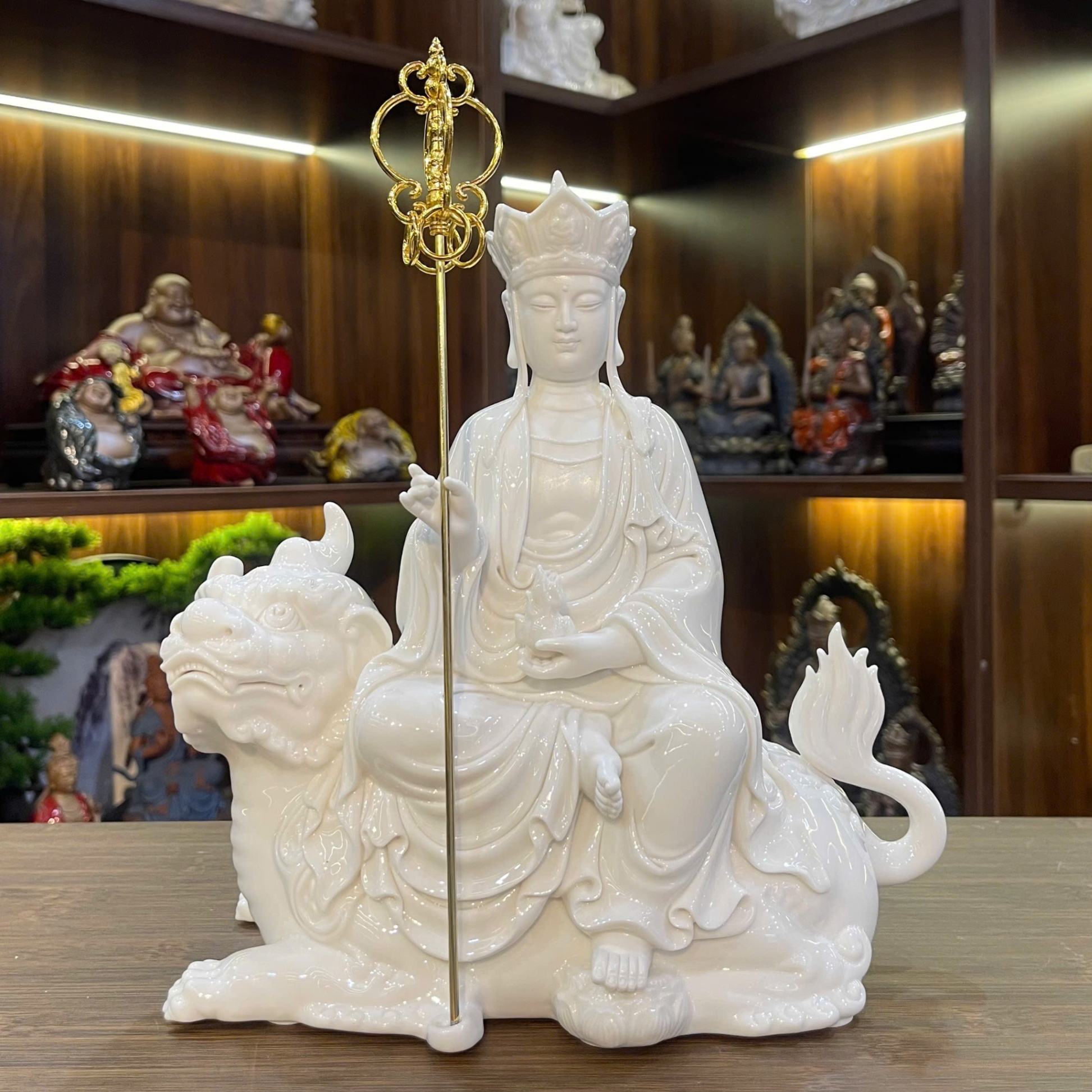 TƯỢNG ĐỊA TẠNG VƯƠNG BỒ TÁT CƯỠI ĐỀ THÍNH GỐM ĐỨC HÓA CAO CẤP CAO 26CM