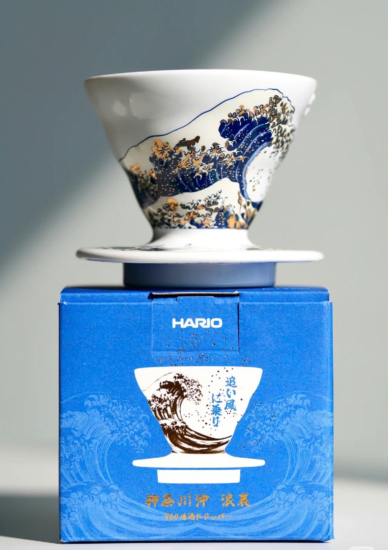 Phễu lọc cà phê Hario V60 01 Great Wave Off Kanagawa Gold Limited Edition