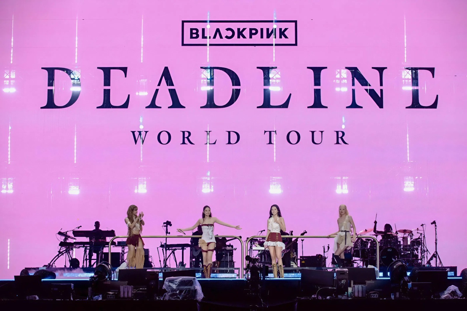 BLACKPINK WORLD TOUR “DEADLINE” 2025: CUỘC TÁI NGỘ BÙNG NỔ VÀ BẢN TUYÊN NGÔN THỜI ĐẠI