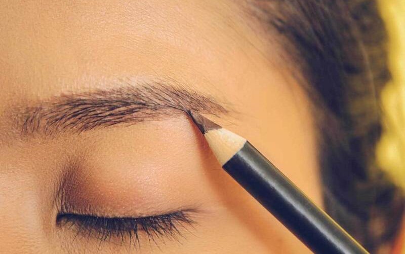 Chọn mascara chân mày theo màu tóc: 4 công thức nàng nên biết