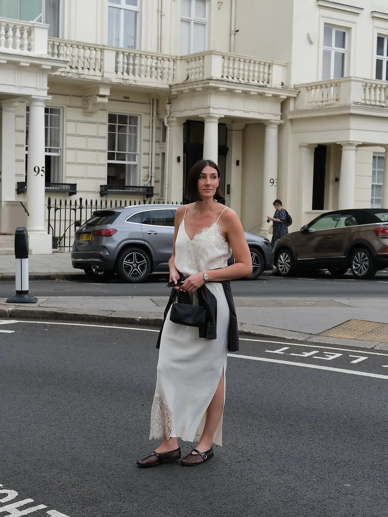 dien-vay-dai-theo-phong-cach-effortless-chic (2).jpg