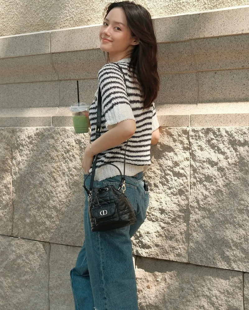 4-item-ke-soc-giup-outfit-mua-he-them-noi-bat-3.jpg