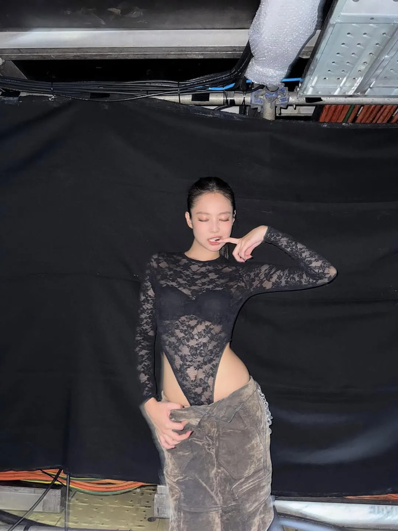 Hoc-sao-Han-cach-chinh-phuc-thiet-ke-ken-dang-cua-bodysuit-1.jpg