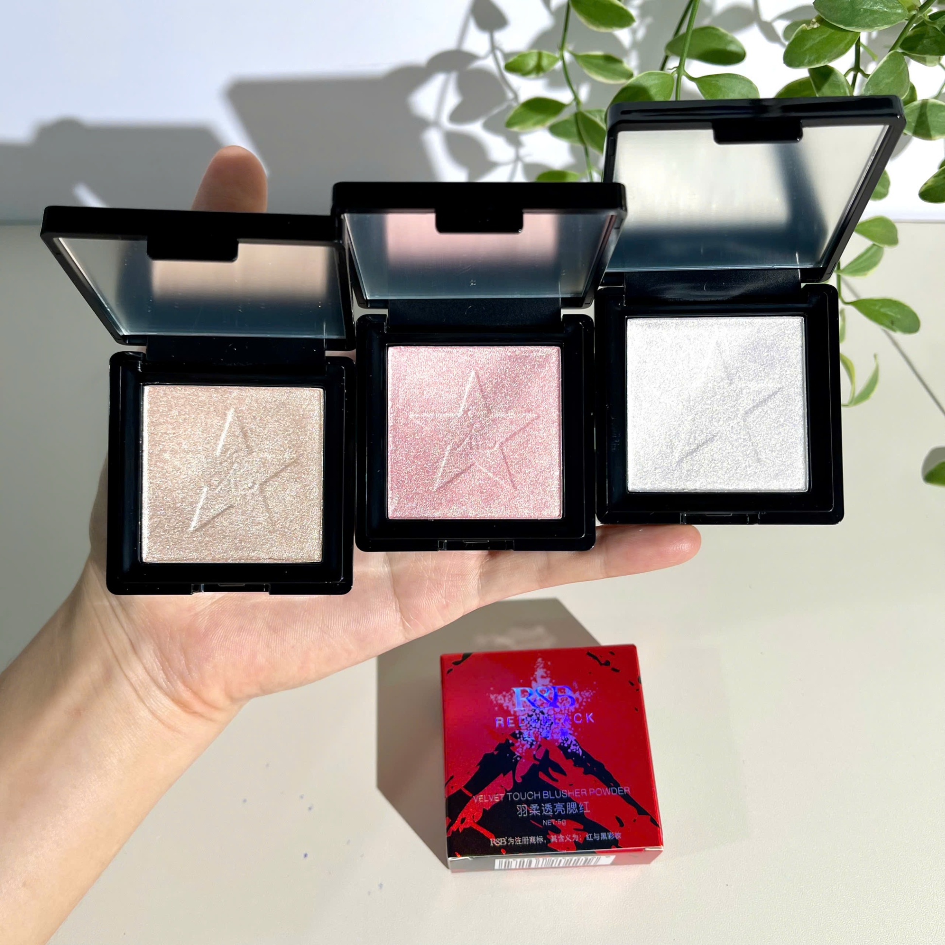 Nhũ bắt sáng ngôi sao R&B velvet touch blusher - 001 vàng