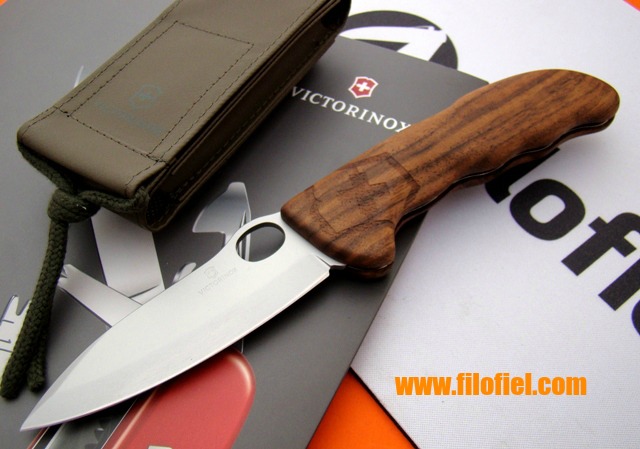 Dao Victorinox Hunter Pro vỏ gỗ