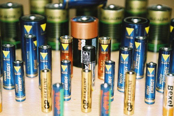So sánh khi dùng pin sạc và pin thường: kinh tế, thân thiện môi trường..