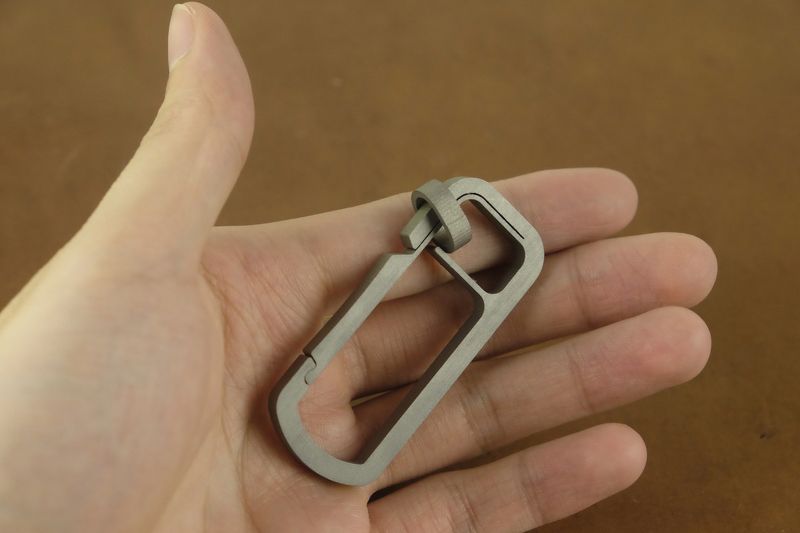 Móc Khóa EDC - Carabiner Titan Nguyên Khối Kèm Ring (T28 60*25*4mm)