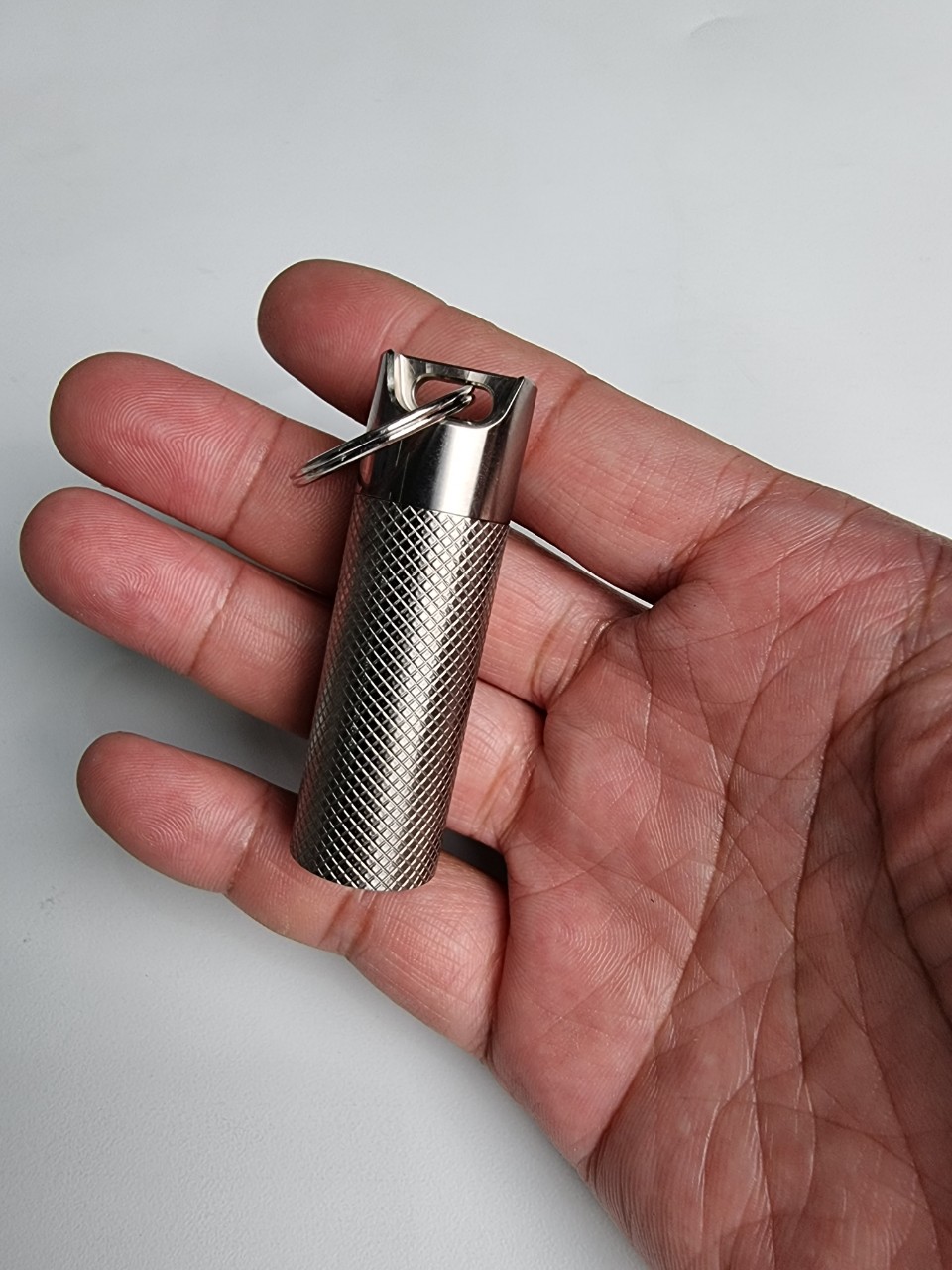 Móc Khóa EDC - Nhộng Titan Capsule Silver (Vân nhám - T44L 59*18mm)