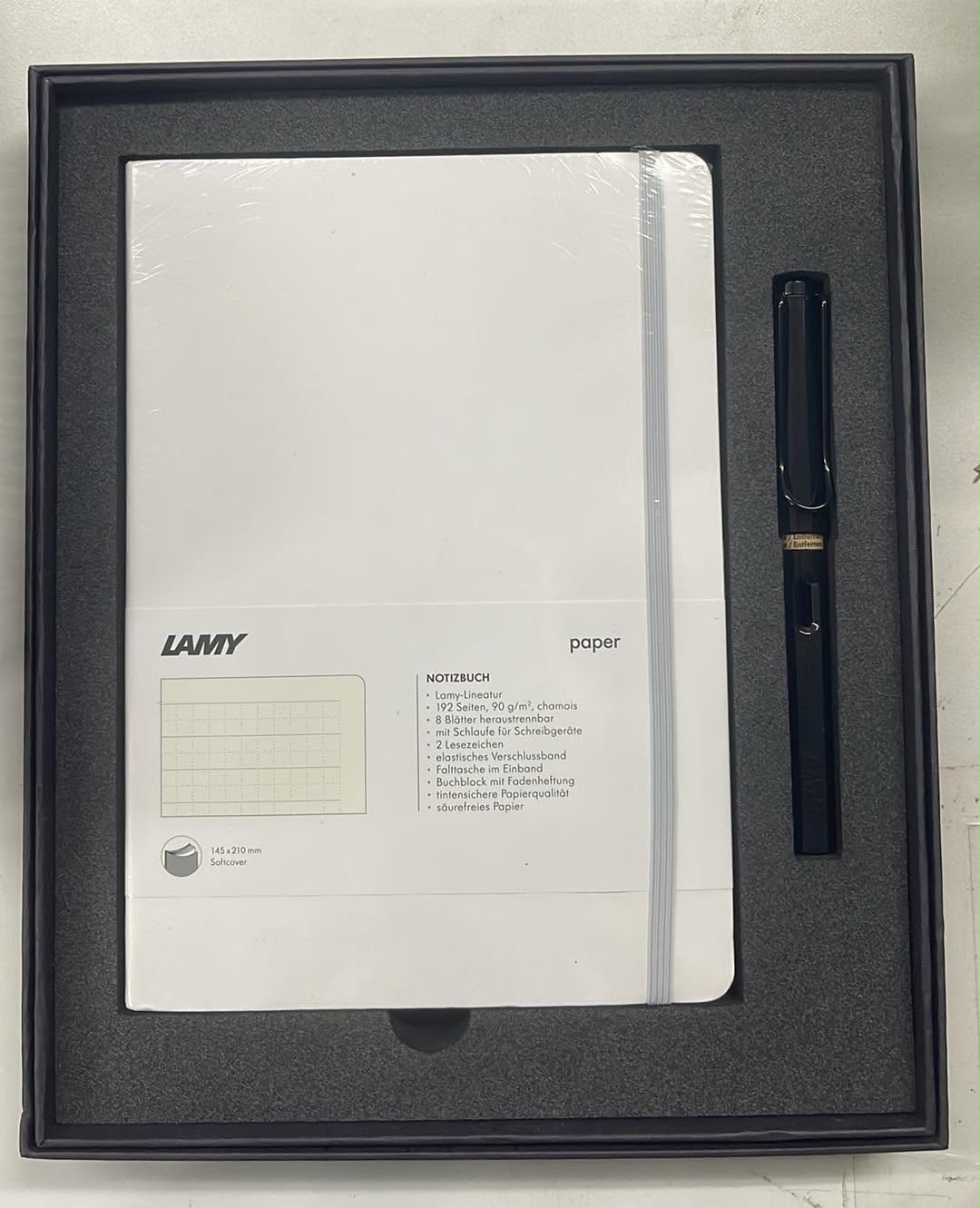 Bộ quà tặng - Lamy sổ Notebook A5 White + bút máy Lamy Safari Meteorite (Special Edition 2026) - Black, vân nhám
